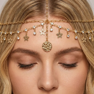 Dettaglio della catena per capelli boho dorata con stelle e cristalli scintillanti