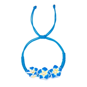 Detailaufnahme von blauem Flechtarmband mit Harz-Plumeria-Blüten und Kristall-Mitte