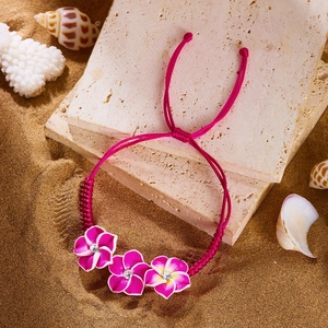 Detail von rosa handgewebtem Armband mit drei Frangipani-Blüten und verstellbarem Verschluss