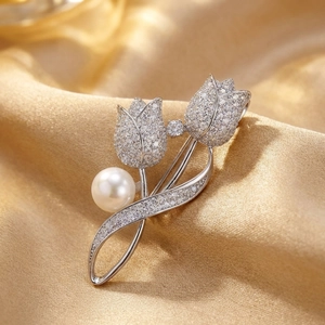Élégante broche tulipe argentée avec cristaux brillants et une grande perle ronde