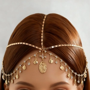 Nahaufnahme einer goldenen Boho-Haarkette mit Strasssteinen und Blattanhängern für Bräute