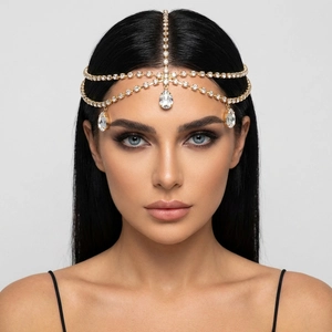 Nahaufnahme von goldenem Boho-Kopfschmuck mit glänzenden Kristall-Tropfenanhängern