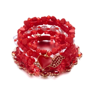 Detail van rode armbandenset van polymeerklei en kristal met hartvormige bedels