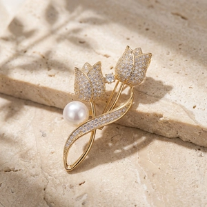 Broche tulipe étincelante avec perle blanche et finition dorée pour manteaux