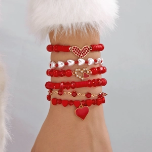 Detail van rode polymeerklei en kralen hart armbandenset met witte imitatiebont