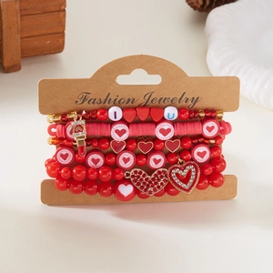 Rode kralenarmbandset met hartbedeltjes en letters op een kaart van kraftpapier