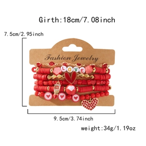 Detailweergave van rode hartjeskralen armbandenset met LOVE-kralen en 18cm omtrek
