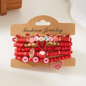 Detail van rode kleikralen armbanden set met LOVE letters en hartjes op een display