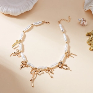 Collier en perles baroques avec pendentifs nœuds dorés et chaîne réglable à fermoir