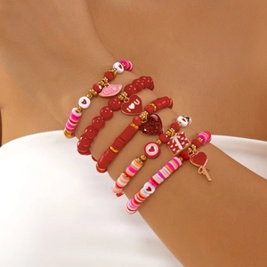 Detail van gelaagde Valentijnsdag kralenarmbanden met hartjes en kus me bedeltjes