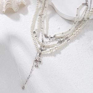 Collier de perles fait main à plusieurs rangs avec pendentif cœur et croix en métal
