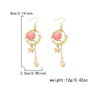 Dettaglio che mostra la misura di 8cm di orecchini boho con ciondoli a conchiglia e stella