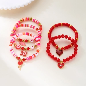 Detail van vijfdelige rode hartjes armbandenset met KISS ME lip en I LOVE U bedeltjes