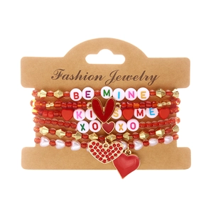 Rode hart kralenarmbandenset voor Valentijnsdag met BE MINE en KISS ME bedeltjes