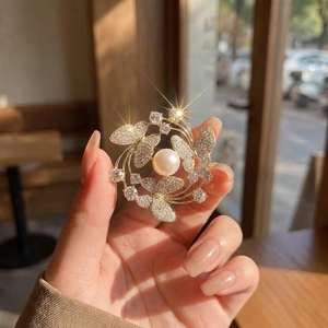 Elegant Alloy Rhinestone Butterfly Wreath Brooch With Faux Artificial Pearl Fashion Pin For Women Wedding Party Jewelry Accessories