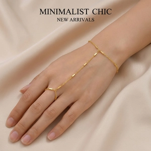 Elegante bracciale ad anello minimalista dorato con catene sottili e barre su seta