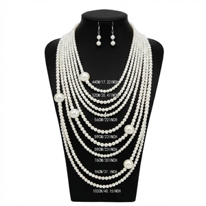 Conjunto de collar de perlas crema de varias capas y pendientes colgantes