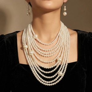 Elegante conjunto de collar de perlas de varias capas y pendientes blancos para eventos
