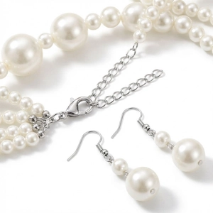 Elegante conjunto de joyas con collar de perlas de varias capas y pendientes largos
