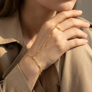 Bracciale ad anello minimalista in maglia dorata con delicati accenti rettangolari