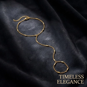Dettaglio di un elegante bracciale ad anello in oro con piccoli tubi dorati