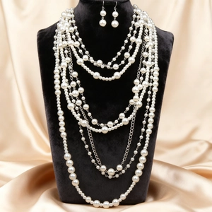Elegante conjunto de collar de perlas de varias capas y pendientes en terciopelo