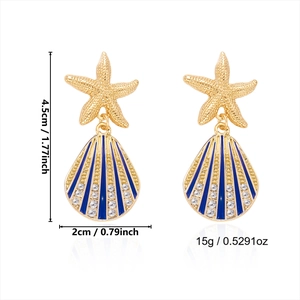 Dettaglio orecchini a stella marina e conchiglia con smalto blu e misure 4.5x2cm
