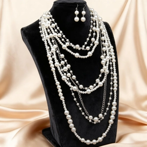 Elegante conjunto de collar y pendientes de perlas blancas de varias capas en terciopelo