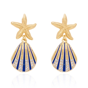Dettaglio degli orecchini a stella marina e conchiglia con smalto blu e cristalli