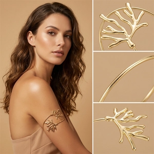 Détails d'un bracelet de bras doré en forme de corail sur un mannequin style plage