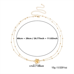 Vue détaillée d'une ceinture chaîne dorée avec coquillages et étoiles de mer