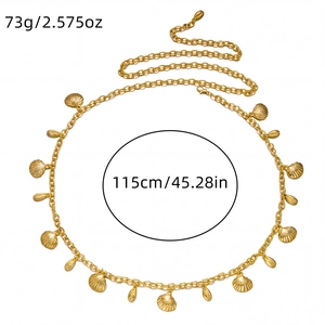 Vue détaillée de la chaîne de taille dorée de 115 cm avec breloques coquillages et poids