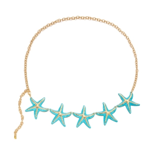 Detail der goldenen Taillenkette mit blauen Seestern-Anhängern für den Sommerstrand