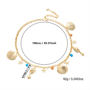 Détails de la chaîne de taille dorée avec breloques de coquillage, étoile de mer et perles