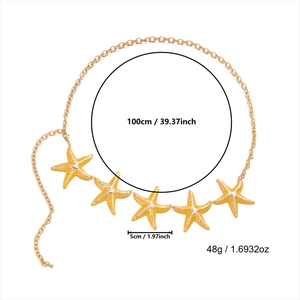 Detailansicht der 100cm goldenen Metall-Körptekette mit fünf 5cm gelben Seesternen