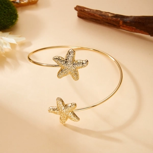 Bracelet de bras ouvert avec étoile de mer dorée texturée pour un look de plage chic