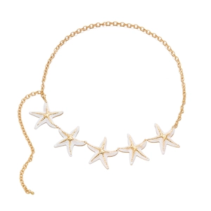 Detailansicht der goldener Kette mit Seestern-Anhängern aus weißem Emaille