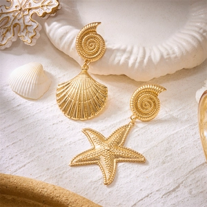 Golden starfish and seashell asymmetric earrings with pearl details for summer beach style