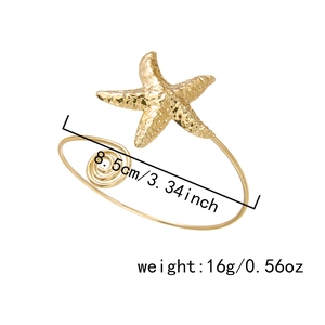 Détail du bracelet de bras étoile de mer doré avec texture martelée et 8,5 cm de diamètre