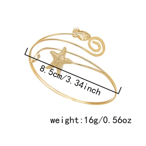 Vue détaillée du bracelet de bras étoile de mer avec dimensions et accents de coquillage