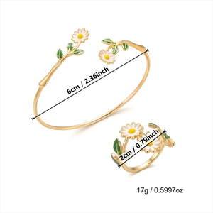 Detailweergave van de bloemen emaille armband en ring set met afmetingen en gewicht