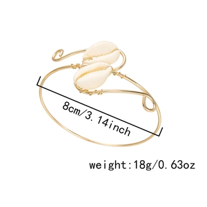 Détail d'un bracelet de bras doré bohème avec étoile de mer, coquillages et taille 8cm