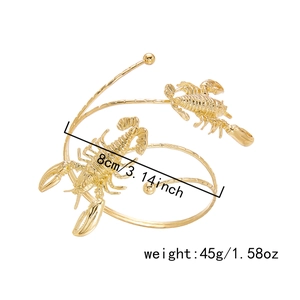Vue détaillée du bracelet de bras homard doré avec diamètre 8cm et spécification de poids