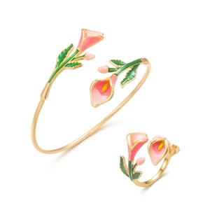 Detailopname van roze en groene emaille calla lelie op de gouden verstelbare armband