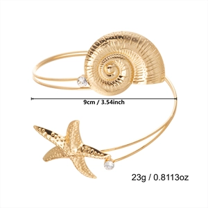 Vue détaillée du bracelet de bras étoile de mer doré avec dimensions de 9cm et poids