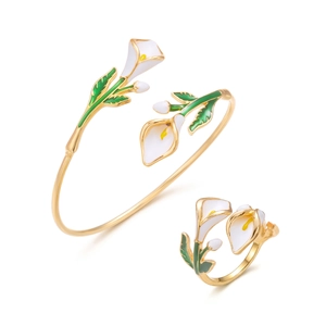 Detail van bloemen sieradenset met witte calla lelie emaille en een open ring