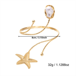 Vue détaillée du bracelet de bras étoile de mer doré avec perle baroque, diamètre de 8 cm