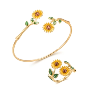Detailopname van gouden zonnebloem sieradenset met geëmailleerde bloemen en blaadjes