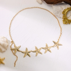 Detailansicht der champagnergoldenen Seestern-Taillenkette mit strukturierter Mattierung