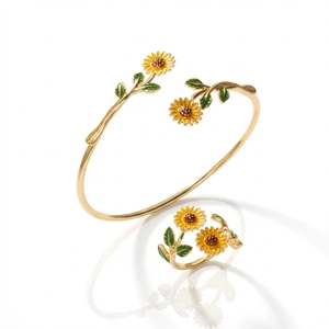 Detailopname van de gouden zonnebloem sieradenset met geëmailleerde bloemblaadjes en bladeren